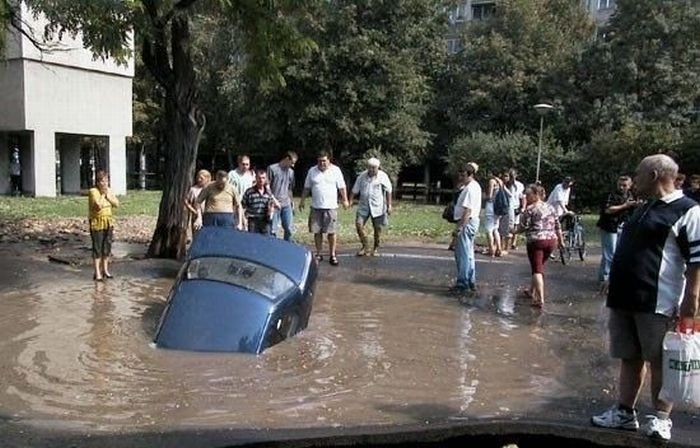 Drowning Car (10 pics)