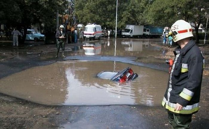 Drowning Car (10 pics)