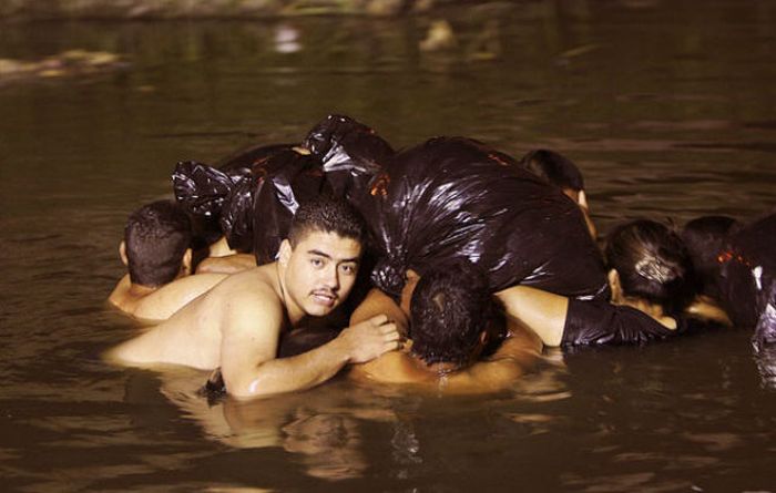 The Most Unusual Ways to Cross the Border (49 pics)