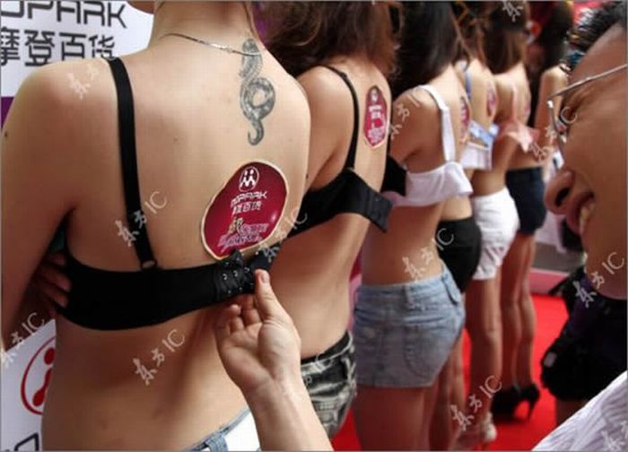Bra Untying Contest is Won by a Woman (8 pics)