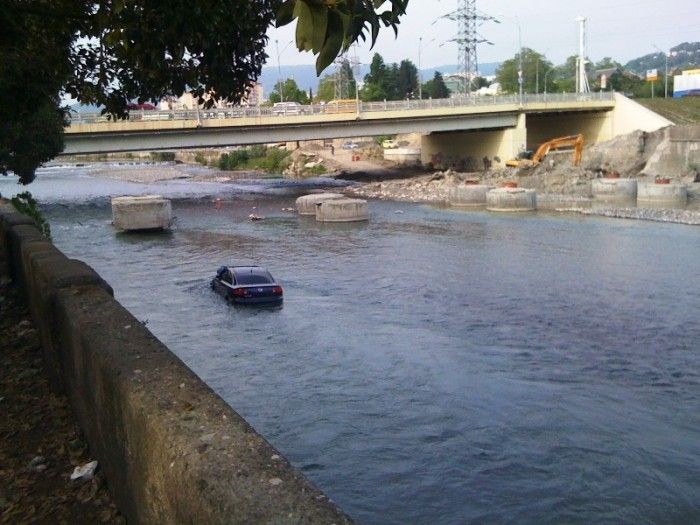 Car in the River (7 pics)