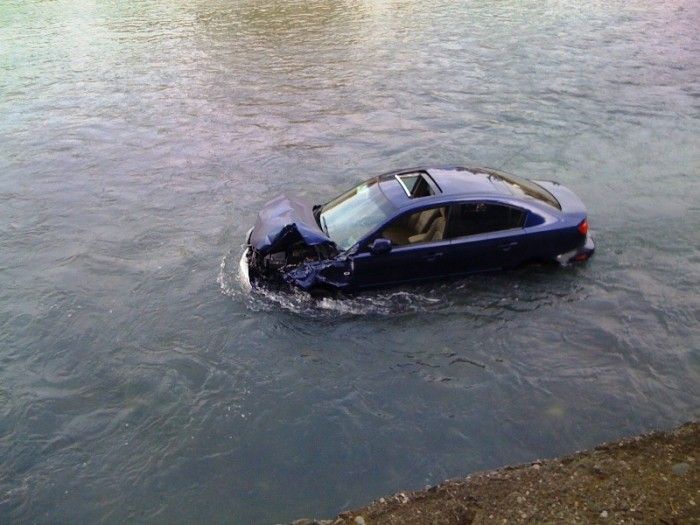 Car in the River (7 pics)