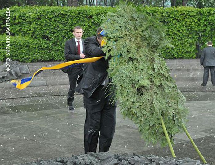 Wreath Laying Ceremony Gone Wrong (8 pics + video)