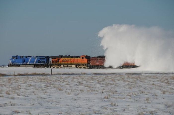 Snow Blower Train (27 pics)