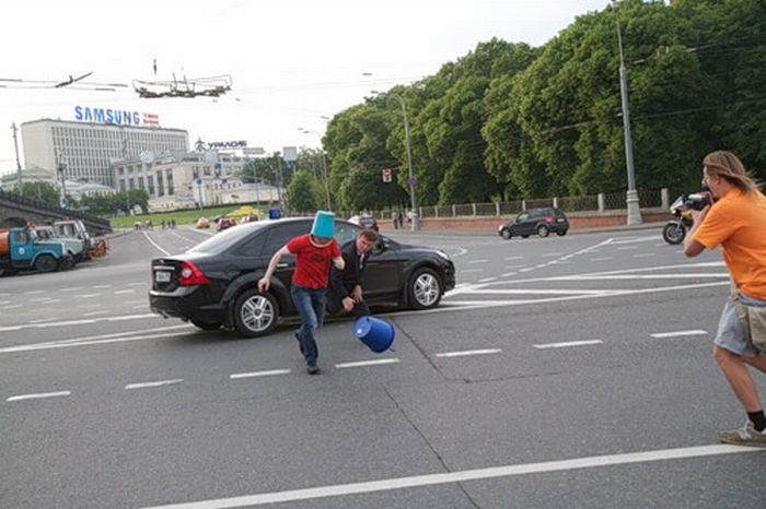 A Crazy Man in Blue Pail Jumps on a Car (7 pics)