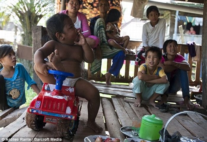2-Year-Old Indonesian Boy Smokes 2 Packs a Day (4 pics)