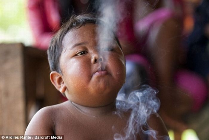 2-Year-Old Indonesian Boy Smokes 2 Packs a Day (4 pics)