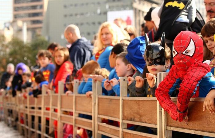 Most Number of People Dressed in Superhero Costume (27 pics)