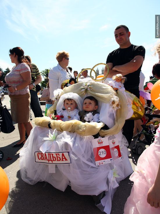 Custom Strollers Parade in Russia (55 pics)