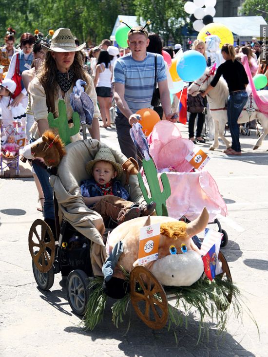 Custom Strollers Parade in Russia (55 pics)