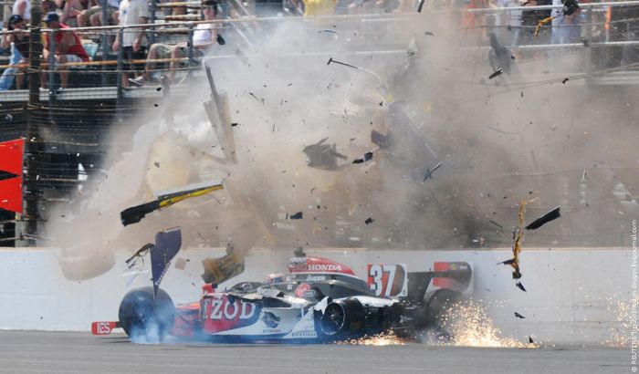 The Most Dramatic Moment of Indy 500 2010 (6 pics + video)