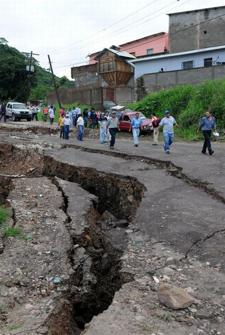 A Giant Sinkhole or Gates to Hell in Guatemala (11 pics)