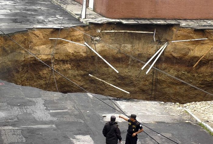 A Giant Sinkhole or Gates to Hell in Guatemala (11 pics)