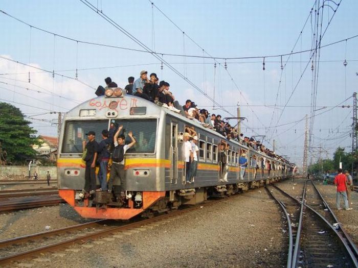 Crowded Trains in Jakarta (26 pics)