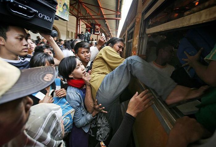 Crowded Trains in Jakarta (26 pics)