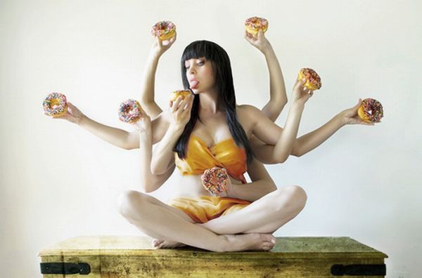 Girls with Donuts (33 pics)