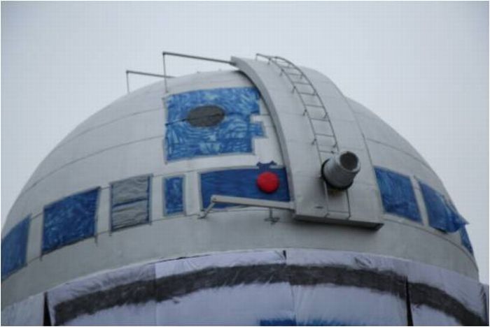 One of the Best Pranks Ever. R2-D2 in Observatory (6 pics)