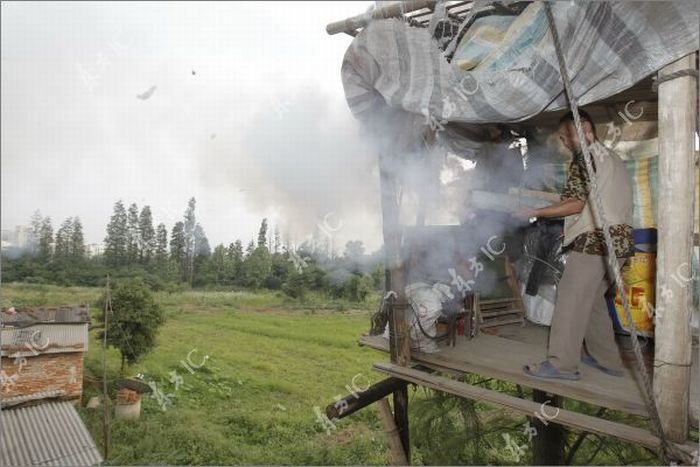 Chinese Farmer Defends His Land Homemade Canon (16 pics)