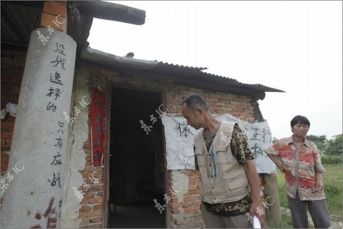 Chinese Farmer Defends His Land Homemade Canon (16 pics)