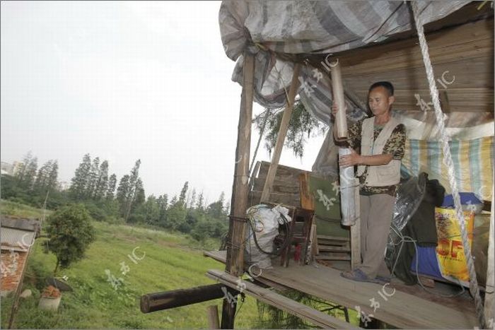 Chinese Farmer Defends His Land Homemade Canon (16 pics)