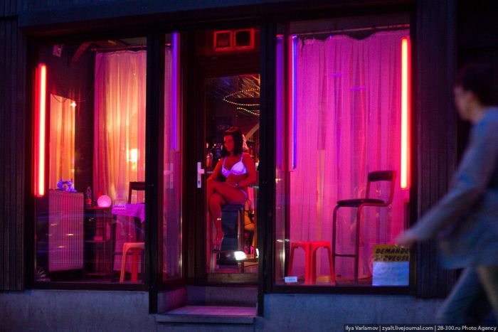 Red Light Districts of Brussels and Amsterdam (39 pics)
