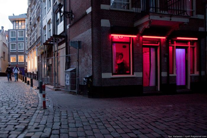 Red Light Districts of Brussels and Amsterdam (39 pics)