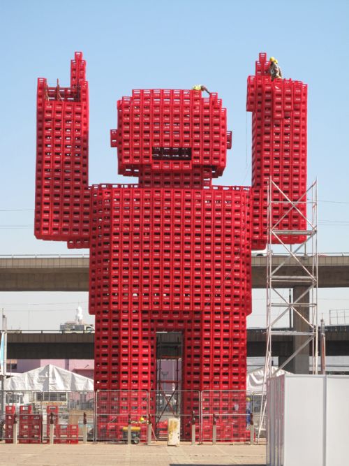 Giant Coca Cola Monster (4 pics)
