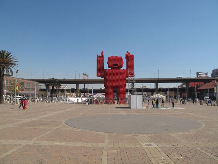 Giant Coca Cola Monster (4 pics)