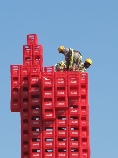 Giant Coca Cola Monster (4 pics)