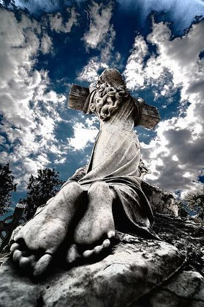 Spooky but Beautiful Photographs Taken in Graveyards (34 pics)