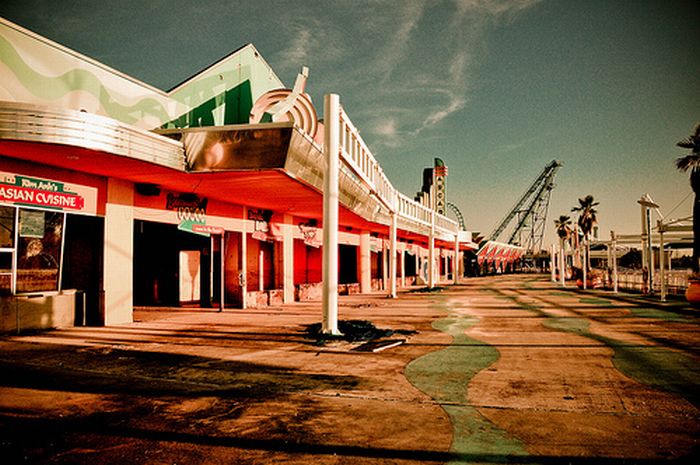 Abandoned Six Flags in New Orleans (54 pics)