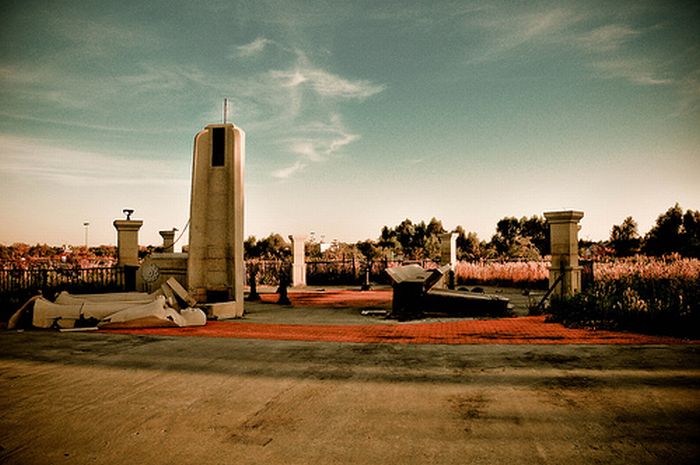 Abandoned Six Flags in New Orleans (54 pics)
