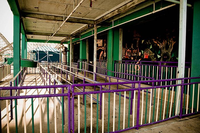 Abandoned Six Flags in New Orleans (54 pics)