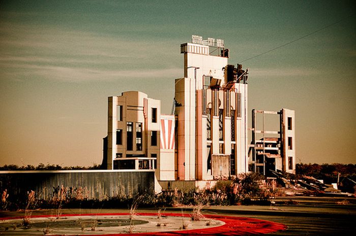 Abandoned Six Flags in New Orleans (54 pics)