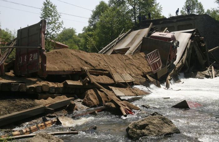 The Truck Was Too Heavy for This Bridge (7 pics)