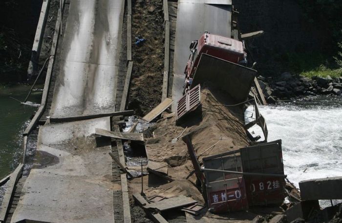The Truck Was Too Heavy for This Bridge (7 pics)