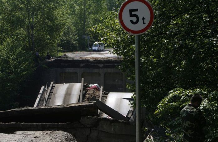 The Truck Was Too Heavy for This Bridge (7 pics)