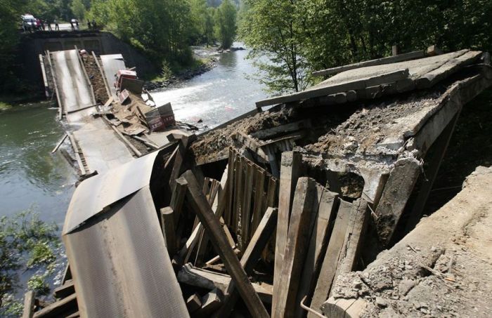 The Truck Was Too Heavy for This Bridge (7 pics)
