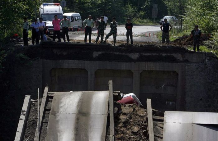 The Truck Was Too Heavy for This Bridge (7 pics)