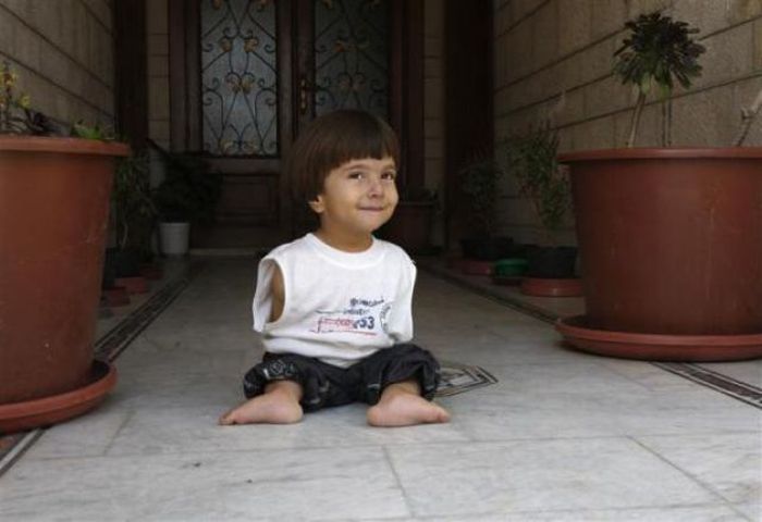 Ali Srour, Boy Who Uses Feet Instead of Hands (14 pics)