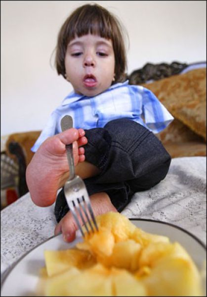 Ali Srour, Boy Who Uses Feet Instead of Hands (14 pics)