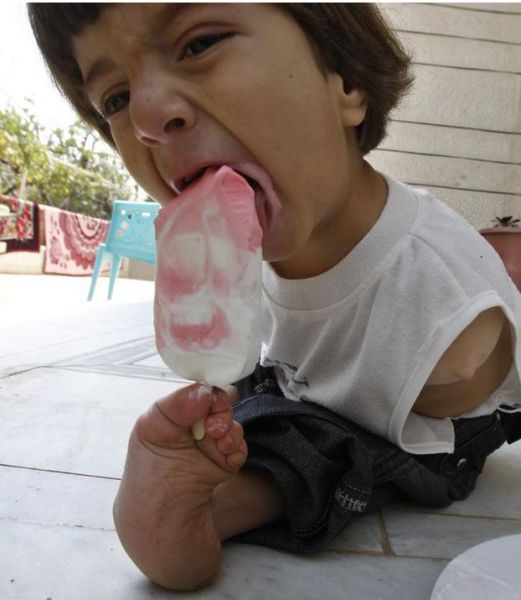 Ali Srour, Boy Who Uses Feet Instead of Hands (14 pics)