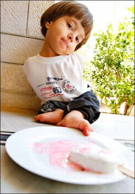 Ali Srour, Boy Who Uses Feet Instead of Hands (14 pics)