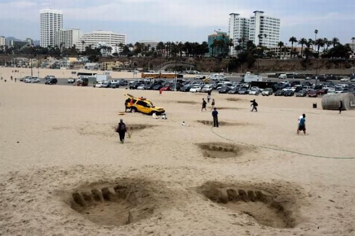 A Beach Prank. Huge Footprints (4 pics)