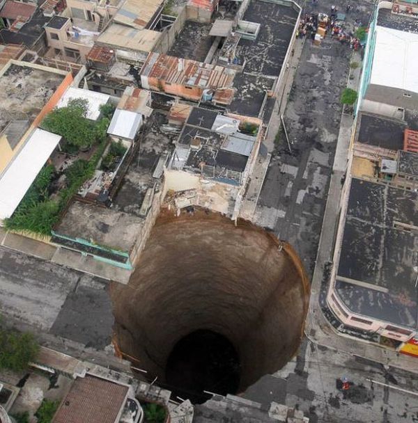 Giant Sinkholes and Road Collapses (35 pics)