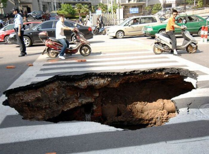 Giant Sinkholes and Road Collapses (35 pics)