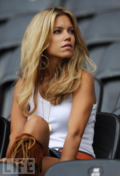 Wifes and Girlfriends of Soccer Stars (28 pics)