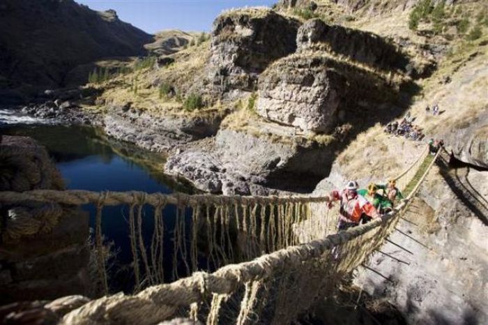 Hanging Qeswachaka Bridge in Peru Made Out of Grass (15 pics)
