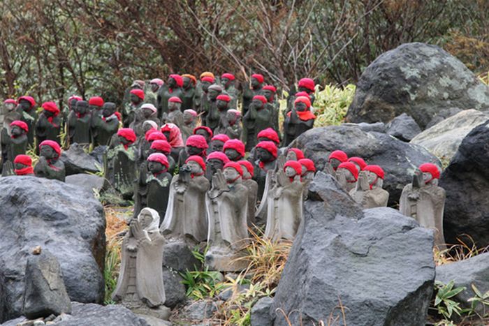 Jizo Statues near Chausudake Volcano in Japan (10 pics)
