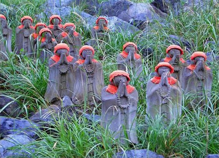 Jizo Statues near Chausudake Volcano in Japan (10 pics)